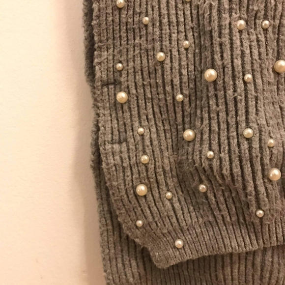 Long and cozy knitted scarf - Picture 2 of 4